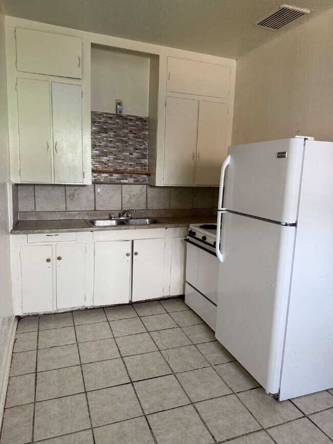 Building Photo - Utilities Included with Rent - One Bedroom...