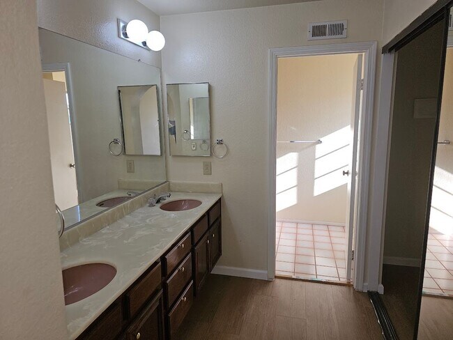 Building Photo - 4bed 2.5bath Remodeled inc. Solar & Pool