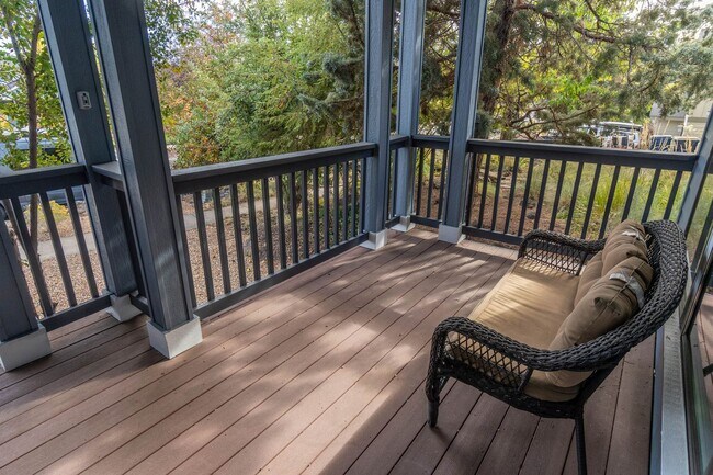 Building Photo - Large spectacular home with all the bells and whistles