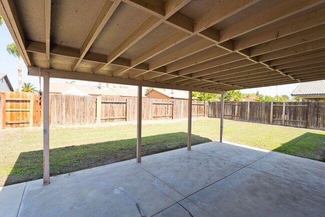 Building Photo - SW-Bakersfield 3 bedrooms 2 baths house