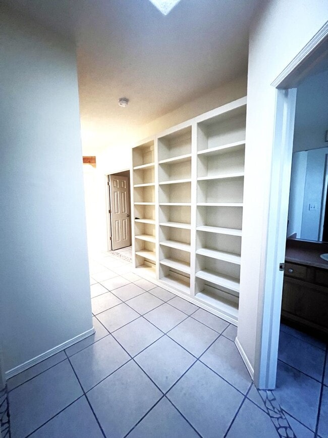 Building Photo - Beautiful 3 Bed 2 Bathroom home with Large Backyard