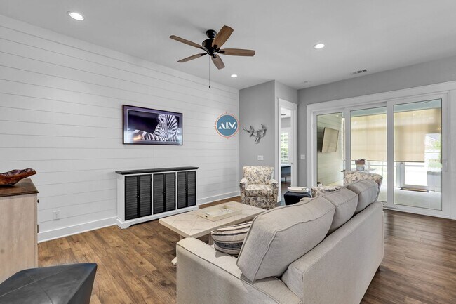 Building Photo - Beautiful custom home in Hampton Lake!