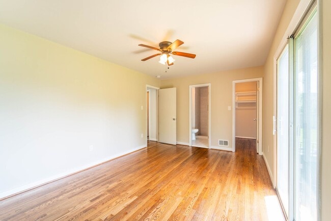 Building Photo - 5 BD 3 BA Oxon Hill, MD home is ideal for ...