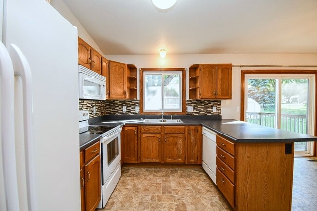 Building Photo - 705 N Montgomery Ct