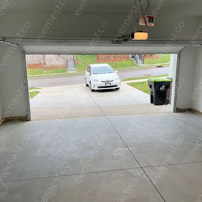 Building Photo - 4-Bedroom, 2.5-Bathroom Home with Modern A...