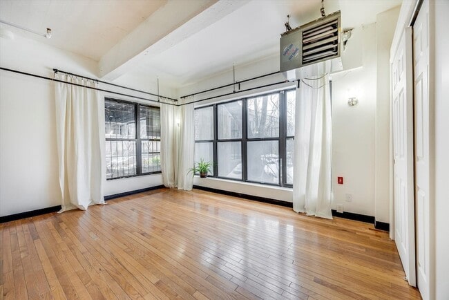 Building Photo - 2 Union St