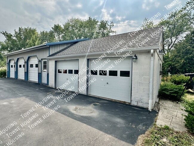 Building Photo - 2115 Lake Rd
