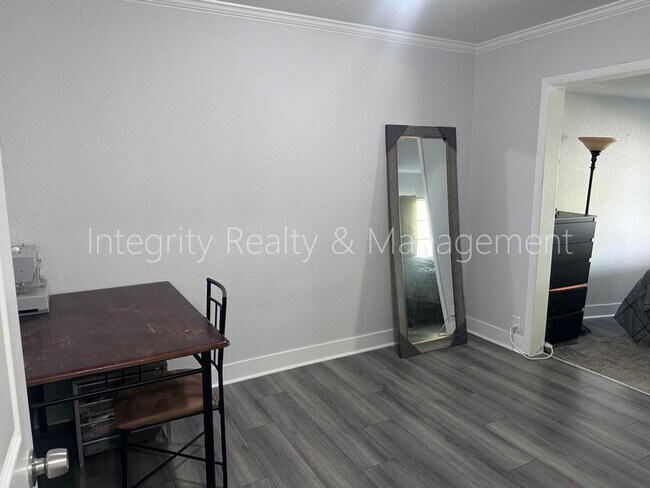 Building Photo - 901 S Alcott St