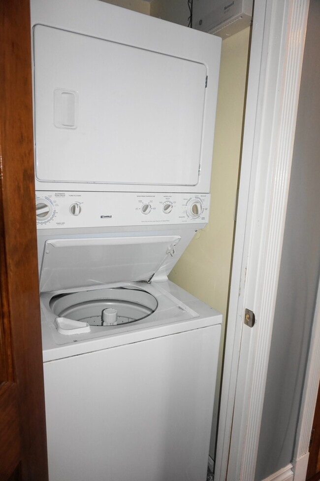 Building Photo - Charming 2 Bedroom/1 Bathroom Apartment in Reservoir Hill, MD!