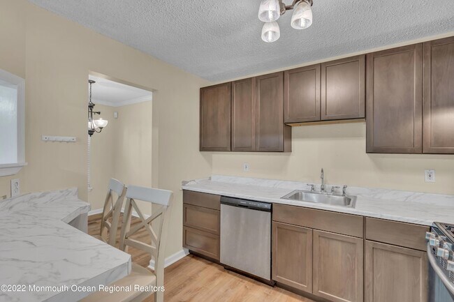 Building Photo - 134 Whispering Oaks Way