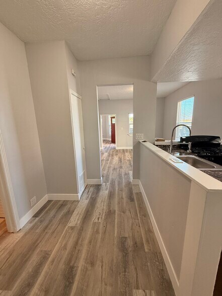 Building Photo - 1085 S 200 W