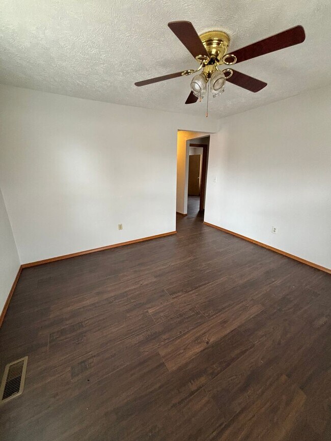 Building Photo - Updated 3 bed/1 bath home! With a 1 car ga...