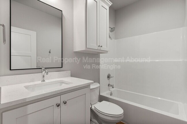 Building Photo - 101 E 11th St S