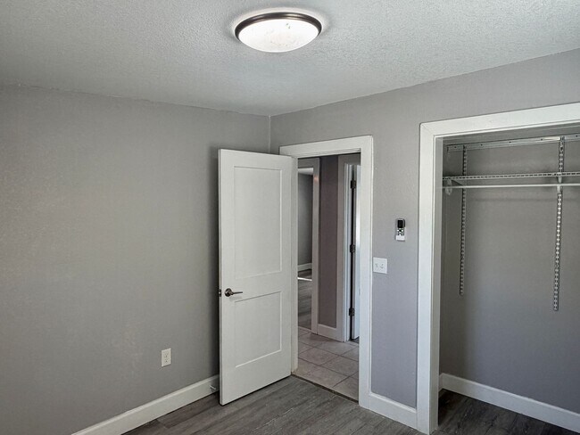 Building Photo - Fully Renovated and STUNNING 3 bedroom/1 bathroom home in Tampa!