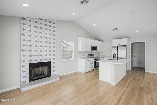 Building Photo - 908 W Ross Ave