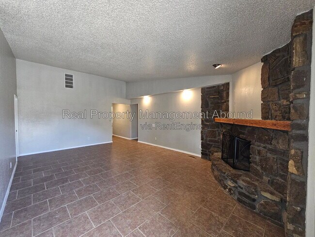 Building Photo - 18341 Woodcrest Ln