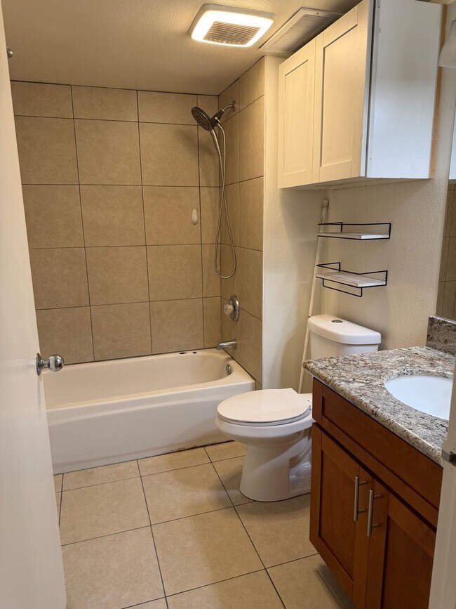 Building Photo - Ground floor 2 bedroom apartment in Wailuku