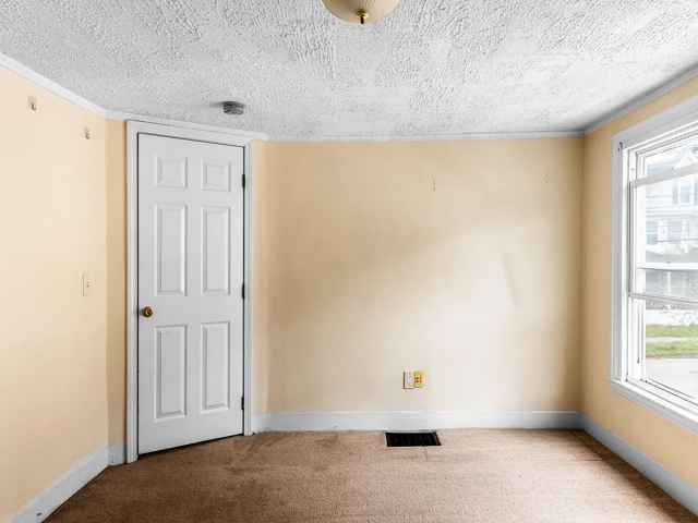 Building Photo - Center St