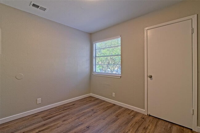 Building Photo - 401 Hedgewood Dr