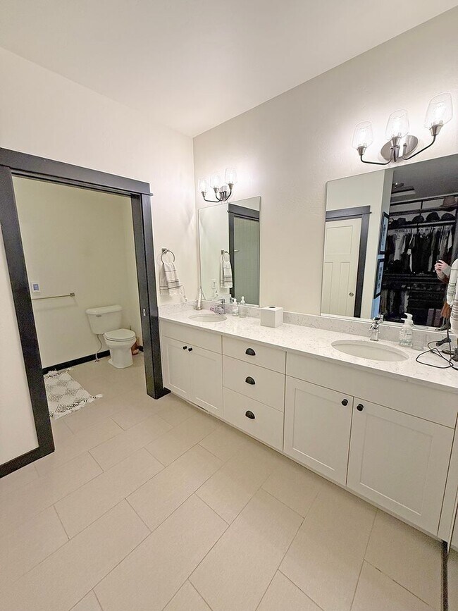 Building Photo - Modern Three Bedroom Townhome with Air Conditioning