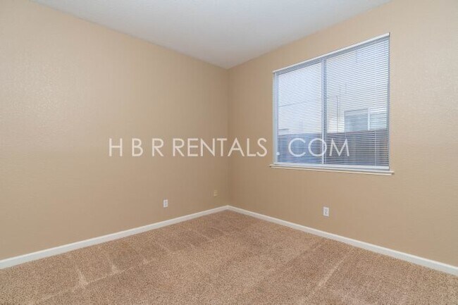 Building Photo - Move in Ready Beautiful 4 Bed Home in Tracy - Full Bed/Bath on 1st floor