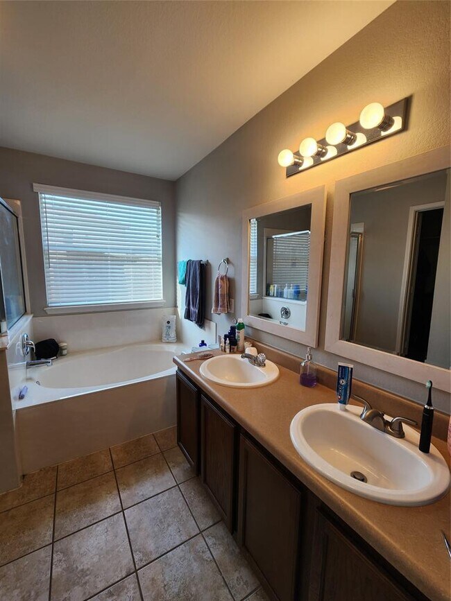 Building Photo - 1034 W South St