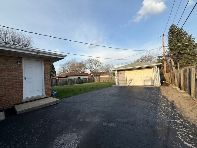 Building Photo - 16856 School St