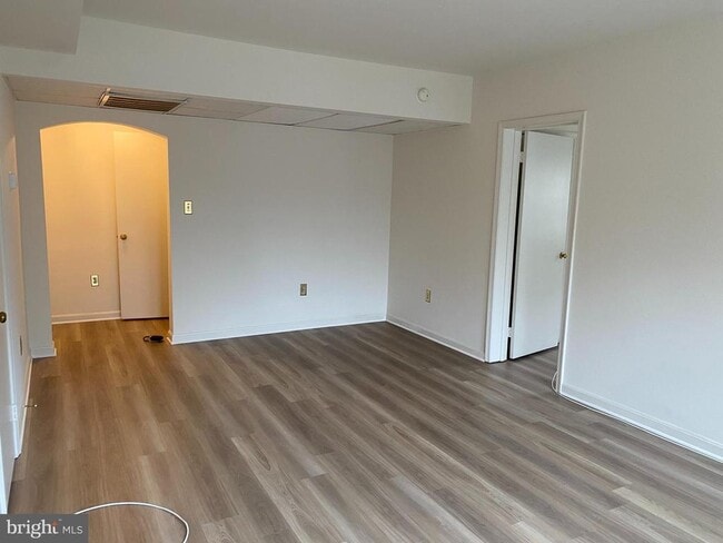 Building Photo - 1816 Queens Ln