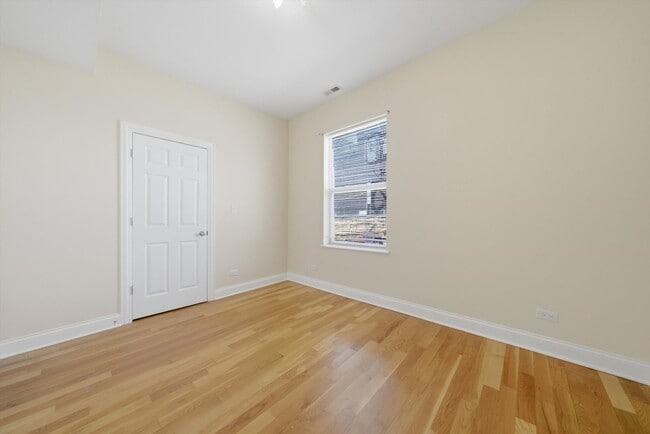 Building Photo - 4742 N Sawyer Ave