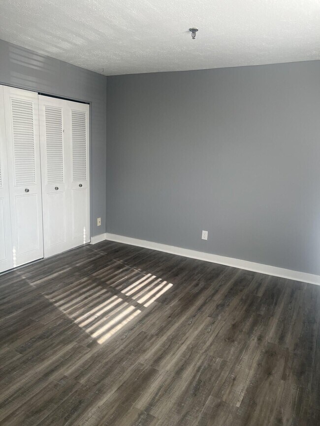 Building Photo - 421 Redding Rd