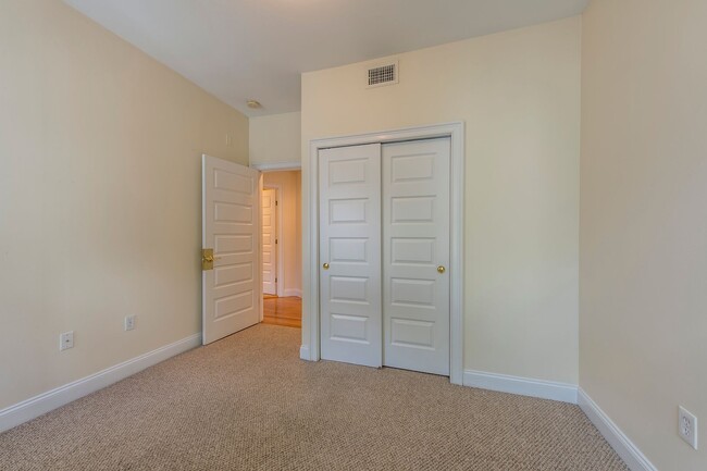 Building Photo - 2 bed/2 bath in Allston