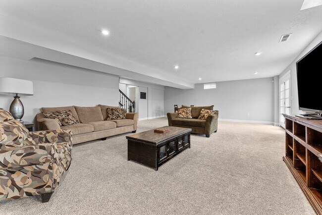 Building Photo - Spacious 5BR House in Beaver