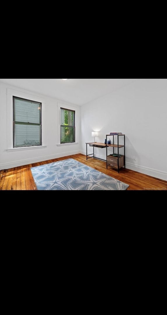 Building Photo - OVERSIZED FIRST FLOOR 3 BEDROOM APARTMENT WITH WASHER/DRYER