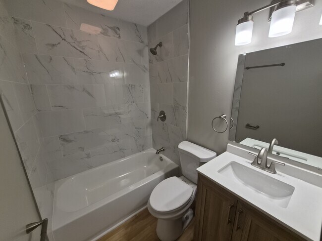 Building Photo - 464 Carol Dr