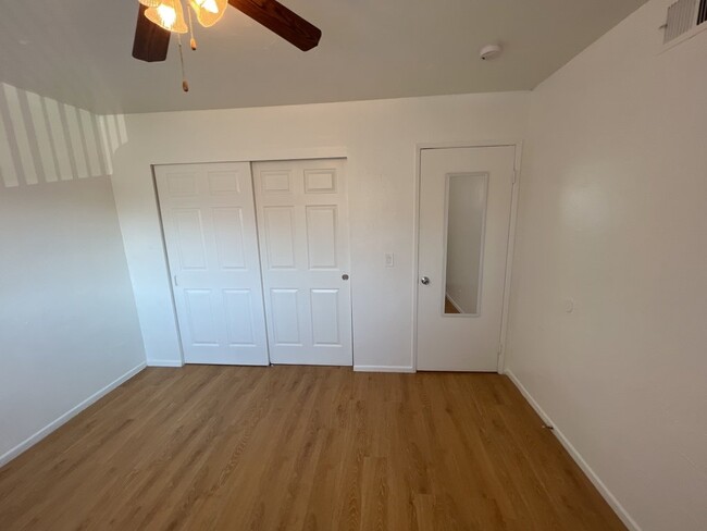 Building Photo - Centrally located lovely 2 bedroom 1 bathr...