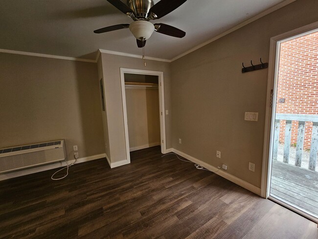 Building Photo - 211 1/2 N Madison - Summer Lease