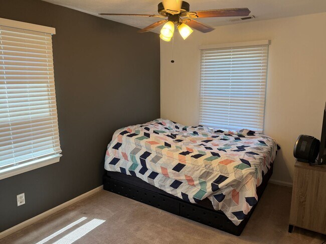 Building Photo - Rosemont Forrest-Three Bedroom End Unit Townhome