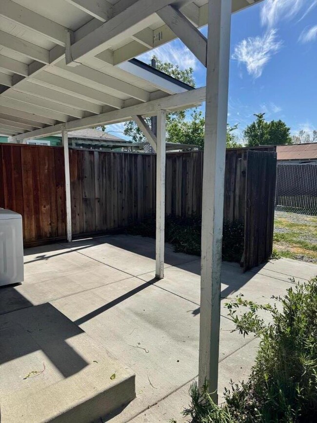 Building Photo - 961 S 7th St