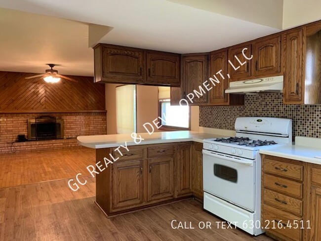 Building Photo - ***SINGLE FAMILY RANCH / 3 BDRM / 2.5 BTH ...