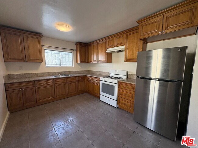 Building Photo - 806 N Hobart Blvd