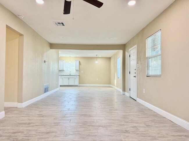 Building Photo - House For Rent