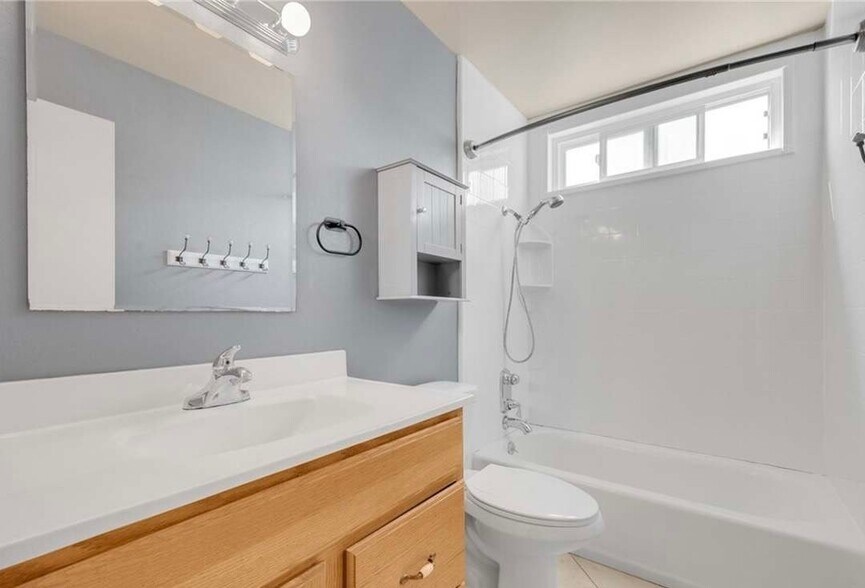 Building Photo - 5641 Lynnbrook Plz