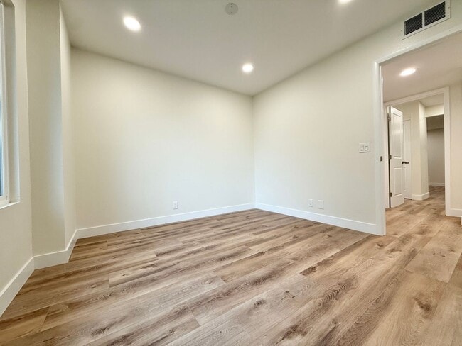Building Photo - Spacious 5-Bedroom, 2-Bath Retreat in Quie...