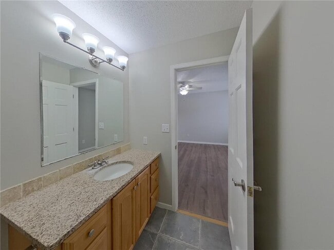 Building Photo - 15012 Viewcrest Ln