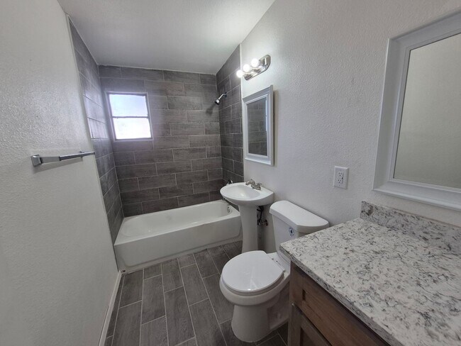 Building Photo - 3 Bedroom 1 Bath House