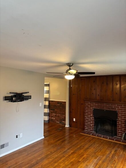 Building Photo - 9702 Oakdale Ave