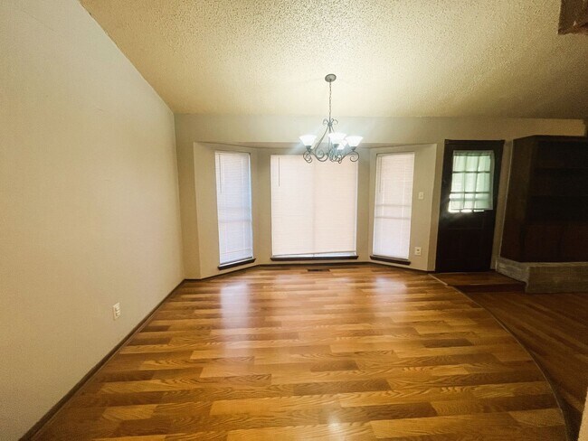 Building Photo - Norman. 3 bed, 2bath, 2 car garage with storm shelter