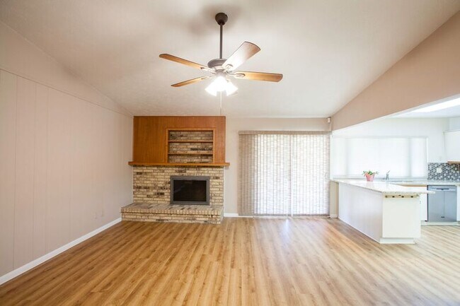 Building Photo - 921 Mossvine Dr