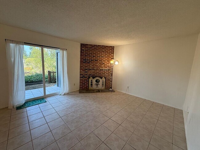 Building Photo - 2 Bedroom 2 Bathroom Sits Right on the Sho...