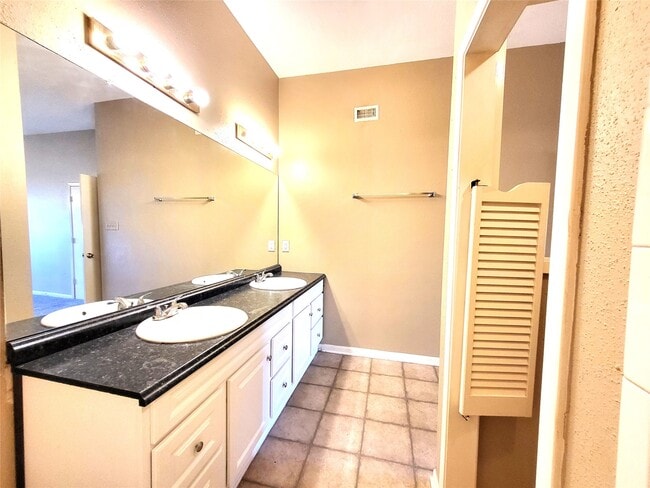 Building Photo - 16026 Barbarossa Dr